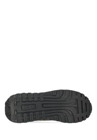 Guma podešev tenisek s texturovaným vzorkem, hlubokými drážkami a logem. Převážně černá s akcenty pro trakci, vhodná pro různé povrchy.