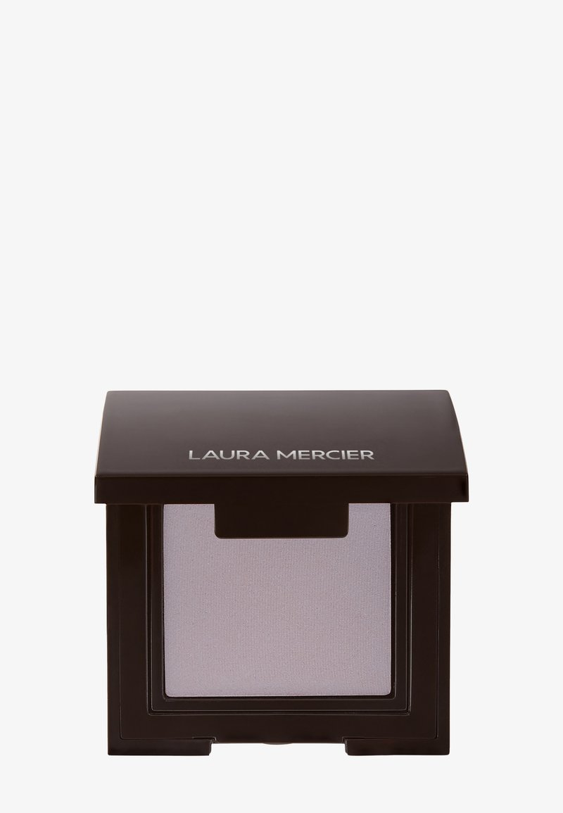 Compact make-up doosje met een matte zwarte afwerking, voorzien van een doorzichtige venster dat een licht lavendelkleurig poeder binnenin onthult.