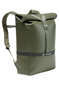 Zaino roll-top in verde oliva, realizzato in materiale impermeabile. Presenta una cinghia nera con il logo "VAUDE" e spallacci in rete imbottita.
