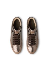 Sneaker metallici color bronzo con finitura testurizzata, lacci marroni e chiusura con zip laterale. Rivestimento interno beige morbido.