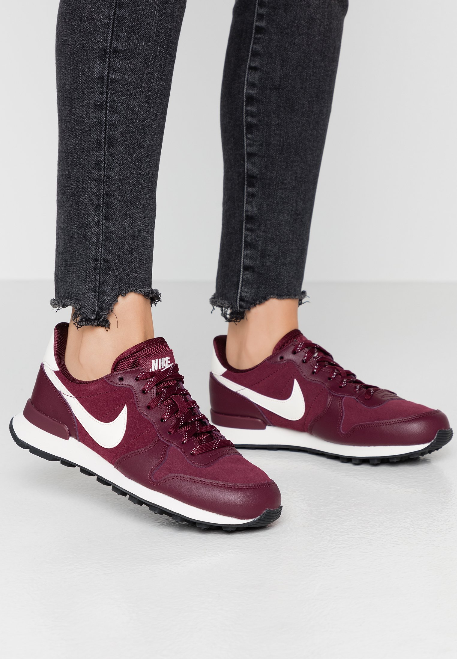 nike internationalist night maroon