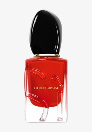 Rød neglelakkflaske fra Giorgio Armani med klart preget design og stor svart kork med gullring.