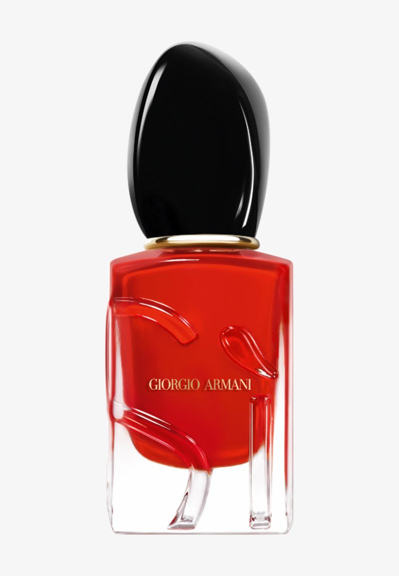 Bottiglia di smalto per unghie Giorgio Armani rossa con design a rilievo trasparente e grande tappo nero con anello dorato.