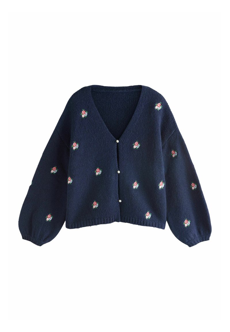 Námornícky pletený kardigán s výstrihom do V, balónovými rukávmi a kvetinovou výšivkou. Obsahuje perlové gombíky a voľný strih.