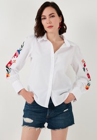 LELA - REGULAR FIT - Button-down blouse - white Thumbnail Image 1