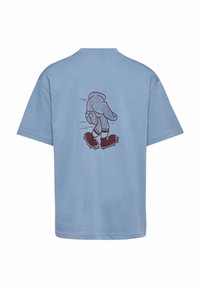 Lyseblå t-shirt med en grafik af en tegneseriehånd, der går på to ben iført sorte rulleskøjter på bagsiden.