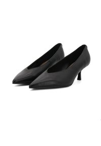 Décolleté in pelle nera con punta affusolata e tacco basso. Texture liscia con un design a V che accentua una silhouette elegante.