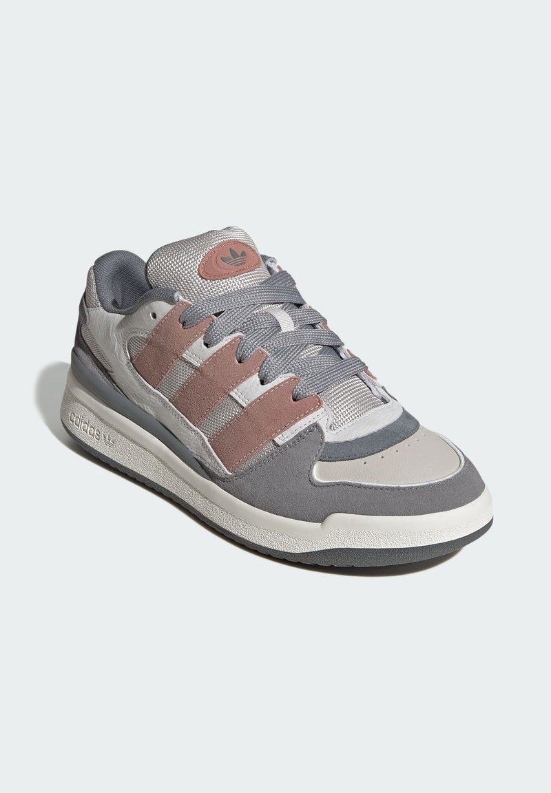 Baskets de sport grises en daim, maille et caoutchouc. Présente des accents roses, trois bandes latérales et une semelle extérieure texturée.