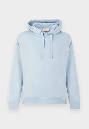 Lyseblå hættetrøje med frontlomme, snøre i hætten og diskret hvidt trykt tekst i midten af brystet.