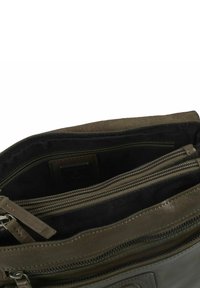 Borsa in pelle verde oliva con una texture morbida, dotata di numerosi scomparti con cerniera e una fodera interna scura a contrasto.