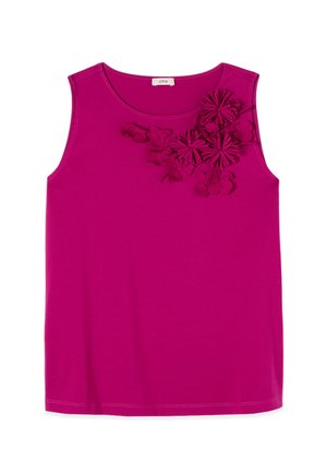 Top fucsia senza maniche con scollo rotondo, decorato con applicazioni floreali 3D sulla parte superiore sinistra del petto.