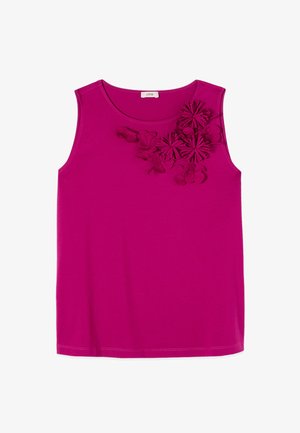 Top fucsia senza maniche con scollo rotondo, decorato con applicazioni floreali 3D sulla parte superiore sinistra del petto.