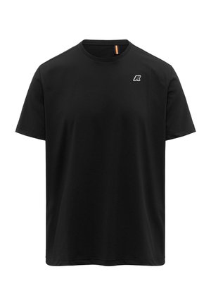 T-shirt nera a maniche corte con scollo rotondo, con un piccolo logo bianco sul lato sinistro del petto e un'etichetta a righe all'interno del colletto.