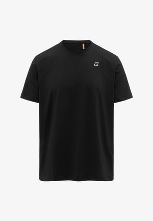 T-shirt nera a maniche corte con scollo rotondo, con un piccolo logo bianco sul lato sinistro del petto e un'etichetta a righe all'interno del colletto.