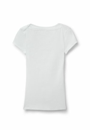 Bílé žebrované pletené tričko s krátkým rukávem a výstřihem do oblouku, zobrazené zezadu na bílém pozadí.