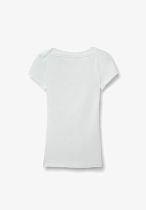 Weißes kurzärmliges, geripptes Strick-T-Shirt mit Rundhalsausschnitt, von hinten vor weißem Hintergrund gezeigt.