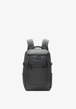 Czarny prostokątny plecak z wyściełanymi paskami na ramiona, górną rączką, przednimi kieszeniami na suwak oraz bocznymi zapięciami na klamry na białym tle.