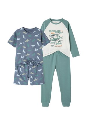 Zwei Kinder-Schlafanzugsets: eines mit blauem Hai-Print, kurzärmeligem Oberteil und Shorts, das andere mit grünem langärmligem Raglan-Oberteil und Hose mit Hai-Grafik.