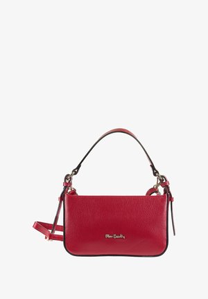 Sac à main en cuir rouge avec une texture granuleuse, doté d'une poignée courte et d'une bandoulière amovible. Logo doré sur le devant.
