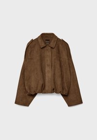 Giacca corta marrone in similpelle scamosciata con collo a risvolto, chiusura frontale con zip e maniche voluminose. Presenta tasche laterali e dettagli sulle spalle.