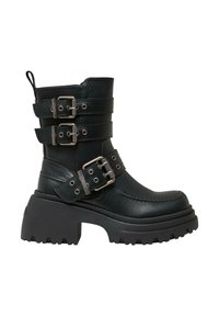 Botín negro de cuero con suela de plataforma gruesa, que presenta múltiples hebillas y correas metálicas, un exterior texturizado y una puntera reforzada.