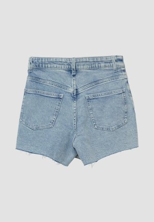 Short en denim bleu clair avec bords effilochés, poches arrière et passants de ceinture, montré de dos sur un fond uni.