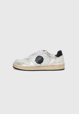 Trainers - white/ black