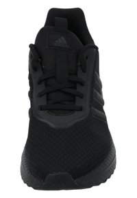 Sneaker nera con tomaia in rete, design con lacci, suola in gomma e tre strisce testurizzate sui lati. Presenta un colletto imbottito.