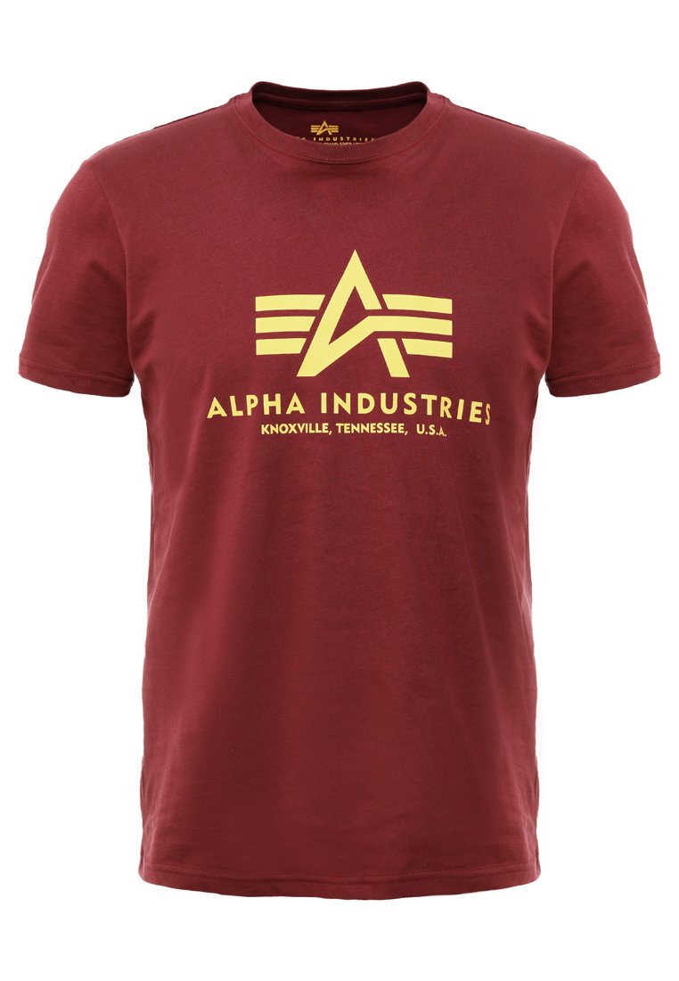 Bordowa bawełniana koszulka z krótkimi rękawami, z żółtym graficznym logo oraz napisem "Alpha Industries, Knoxville, Tennessee, U.S.A."