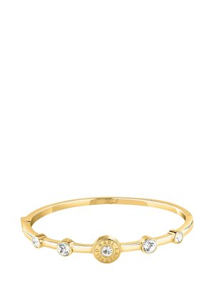 Guldarmbånd med fem klare krystaller, hvoraf den ene er centreret i et rundt vedhæng indgraveret med "KARL LAGERFELD."