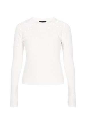 Pull à manches longues blanc avec une texture côtelée, comportant des accents de sequins aux épaules et un col rond classique.