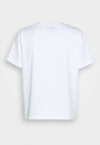 Bílá bavlněná tričko s krátkým rukávem, kulatým výstřihem a rovním lemem. Jednoduchý design, hladká textura a žádné viditelné logo nebo vzory.