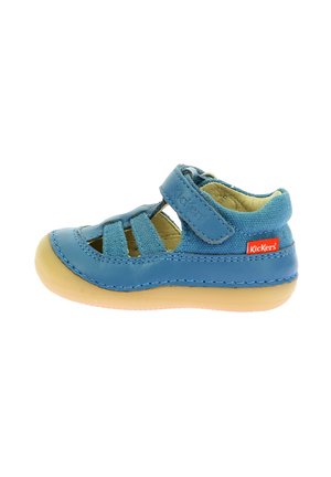 Sandale pour enfants en cuir bleu avec un bout fermé, des côtés ouverts, une bride Velcro, une semelle en caoutchouc jaune et des coutures décoratives. Marque notable en rouge.