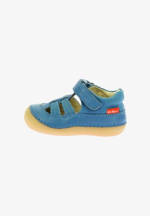 Sandale pour enfants en cuir bleu avec un bout fermé, des côtés ouverts, une bride Velcro, une semelle en caoutchouc jaune et des coutures décoratives. Marque notable en rouge.