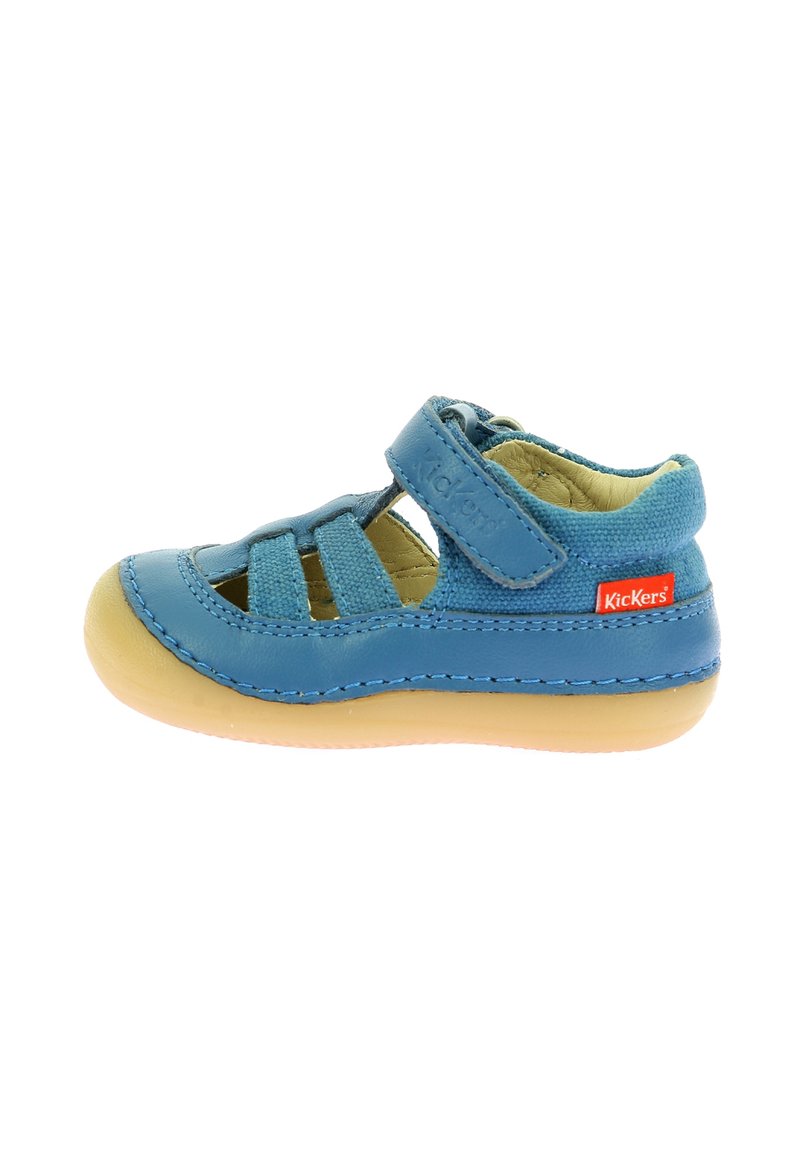 Blå læderbørnesandal med lukket tå, åbne sider, Velcro-rem, gul gummisål og dekorativ syning. Bemærkelsesværdig branding i rød.