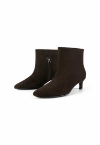 Stivali alla caviglia in suede marrone con punta appuntita e zip laterale. Presentano un tacco corto e sottile e una texture liscia.