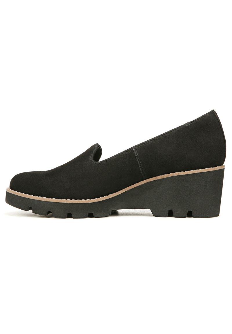 Schwarze Wildleder-Wedge-Schuhe mit glatter Oberfläche, abgerundeter Zehenpartie und strukturiertem Profil. Besitzt einen tief ausgeschnittenen Schaft und einen hellen Akzent rund um die Sohle.