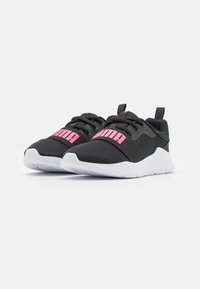 Chaussures de sport noires avec un design en mesh, accent de logo rose à l'avant, semelle blanche et lacets ; comprend une languette arrière.