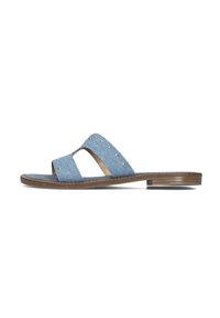 Denim schuifsandalen met twee brede banden, met studs versierd, een platte bruine zool en een zachte textuur. Blauwe kleur met zichtbare stikseldetails.