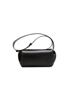 Sac à épaule cylindrique en cuir noir avec bandoulière réglable et fermeture éclair sur fond blanc.