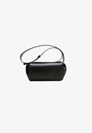 Schwarze zylindrische Lederschultertasche mit verstellbarem Riemen und Reißverschluss auf weißem Hintergrund.