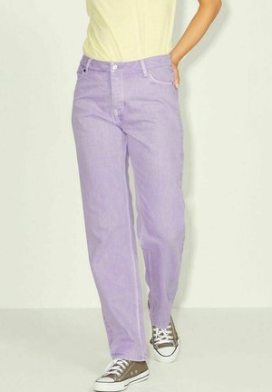 Jeans de ganga lilás claro com um design de perna reta, apresentando bolsos frontais e um fecho com botão padrão, combinados com ténis castanhos.