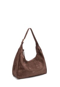 Borsa a spalla in suede marrone con forma curva, tasche con zip e un'unica tracolla regolabile. Presenta un sottile logo del marchio sul davanti.