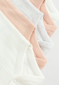 Quattro body in cotone a righe di colore bianco, rosa pallido, grigio chiaro e corallo, con chiusure a pressione e un tessuto morbido e testurizzato.