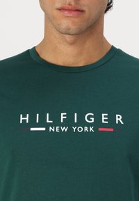 Tommy Hilfiger NEW YORK TEE - Apdrukāts T-krekls - ornamental green