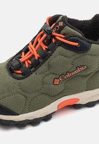Columbia CHILDRENS FIRECAMP MID 2 WP UNISEX - Turistické topánky - nori/red quart