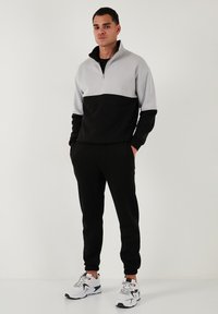 REGULAR FIT - Donji dijelovi trenirke - black