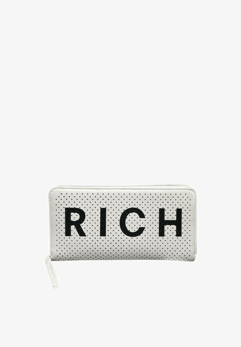 Cartera rectangular blanca con cremallera, con lunares negros y grandes letras negras que forman la palabra "RICH" en el frente.