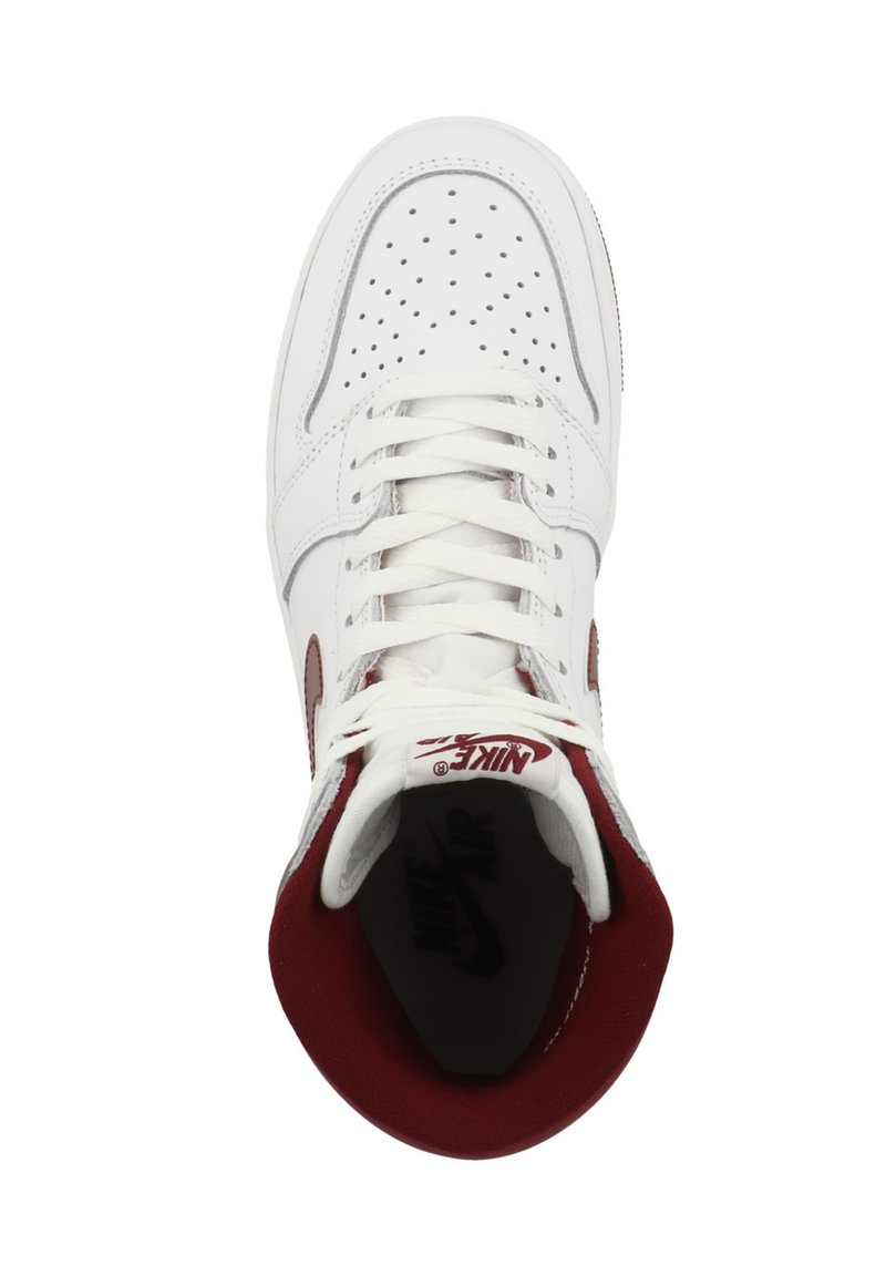 Zapatillas de estilo alto con una parte superior de cuero blanco con perforaciones, acentos rojos en el swoosh y la lengüeta, y un cuello acolchado burdeos.
