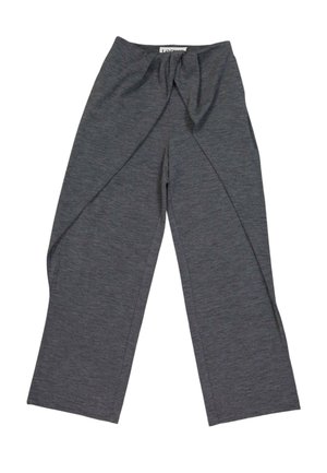 Pantalon gris à jambes larges avec un détail superposé à l'avant et une ceinture à la taille sur fond blanc.